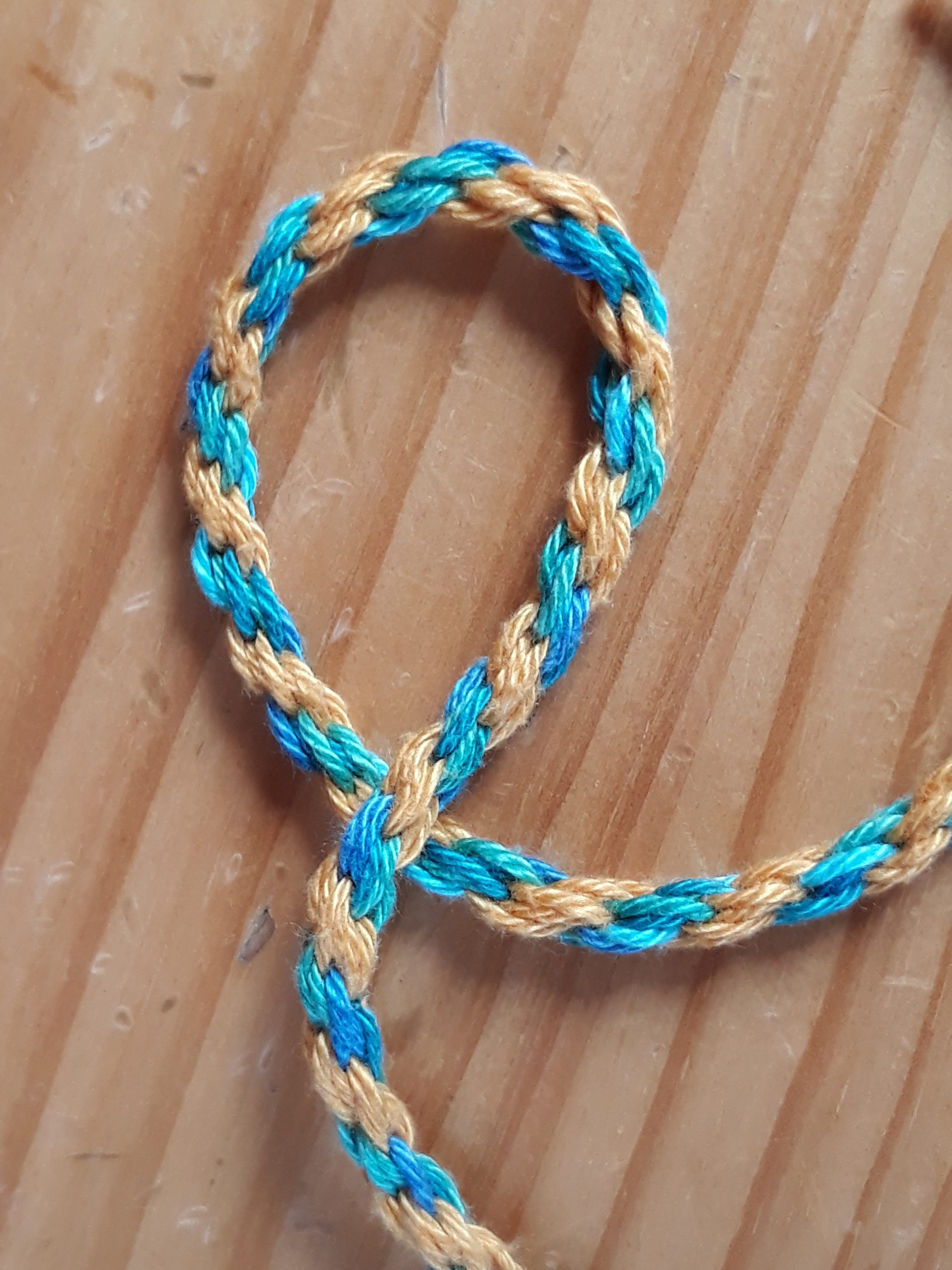 Picture of a braid with a spiral pattern